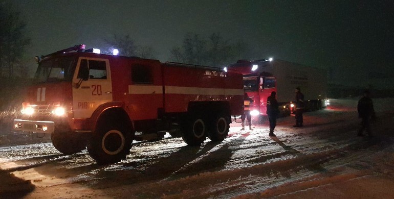 На Рівненщині у снігову пастку потрапило сім вантажівок 